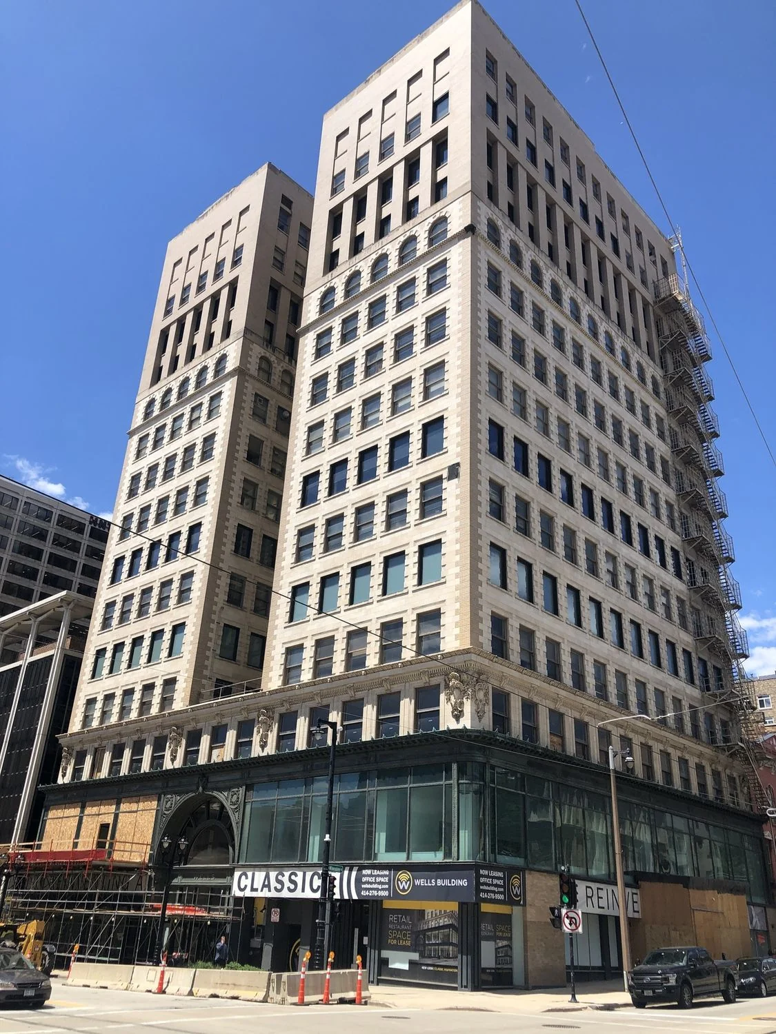 324 E Wisconsin Avenue — Lease in Milwaukee, WI, photo 1 of 1