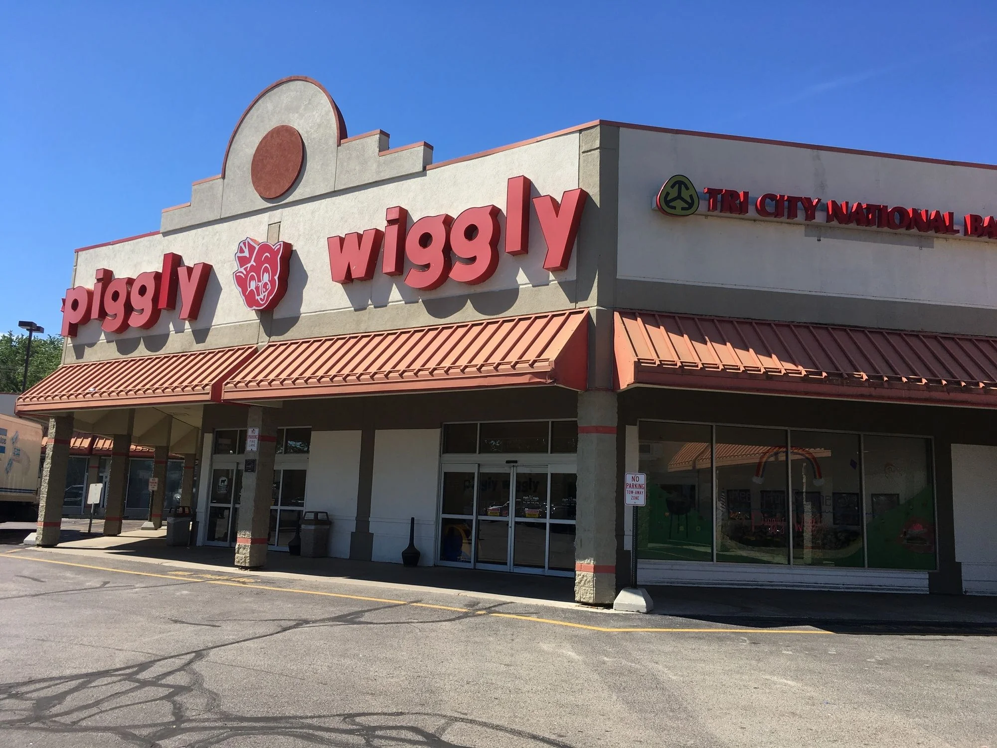 Shorecrest Shopping Center — Lease in Racine, WI, photo 1 of 7