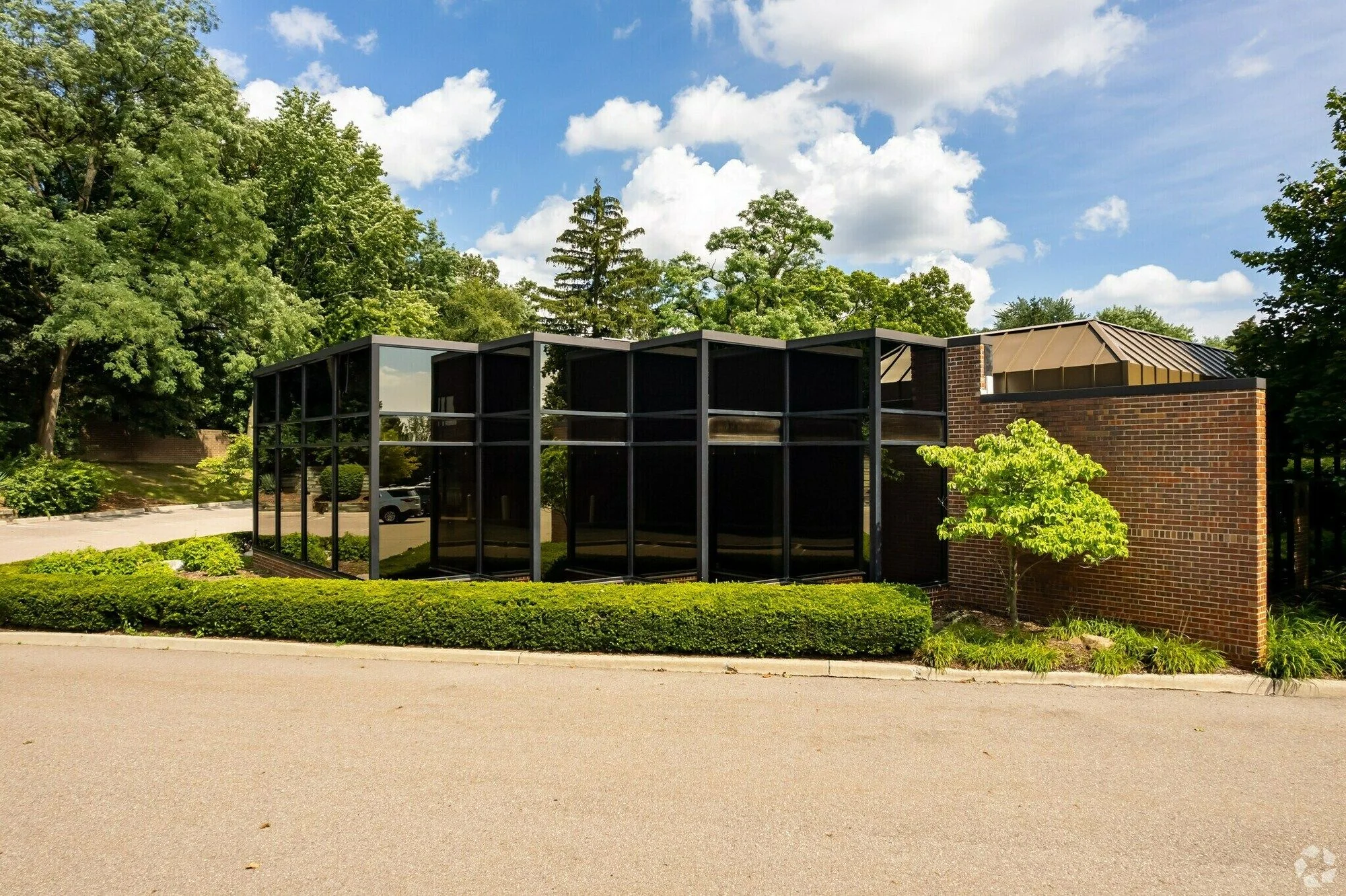 29600 Northwestern Hwy — Lease in Southfield, MI, photo 1 of 3