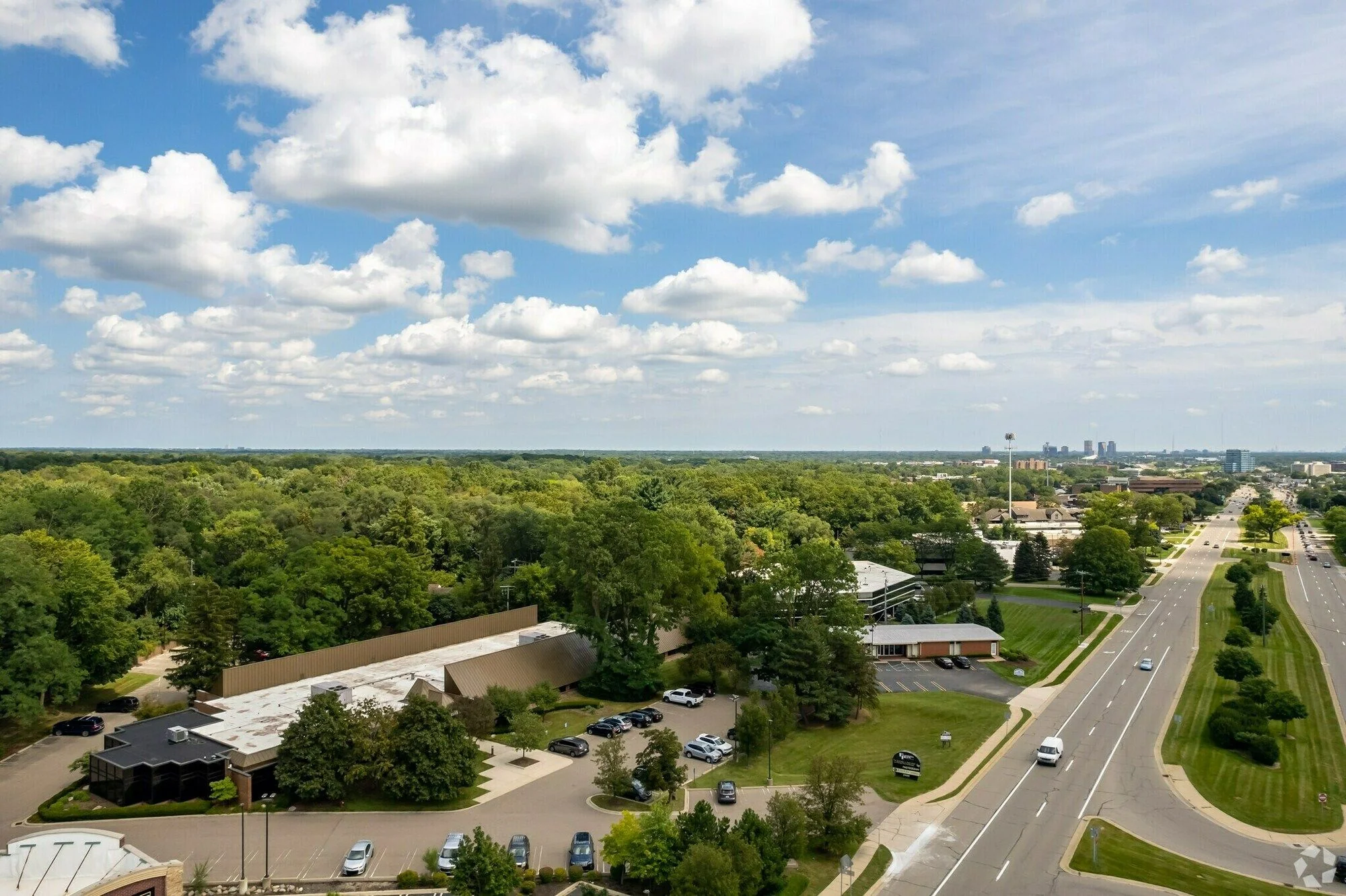 29600 Northwestern Hwy — Lease in Southfield, MI, photo 2 of 3