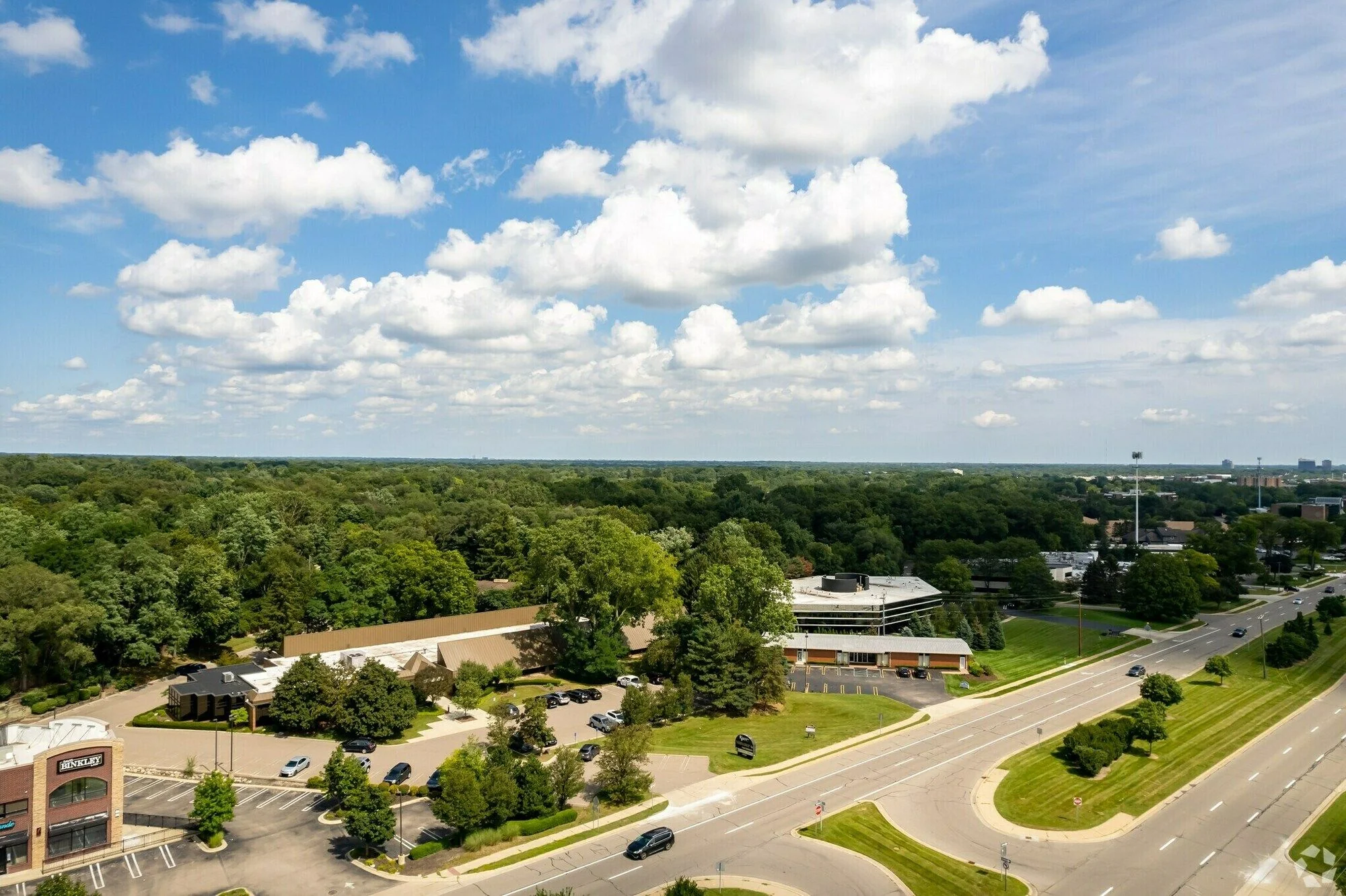 29600 Northwestern Hwy — Lease in Southfield, MI, photo 3 of 3