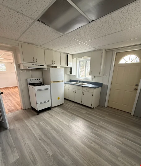 400 S. Waverly Rd. — Lease in Lansing, MI, photo 4 of 8