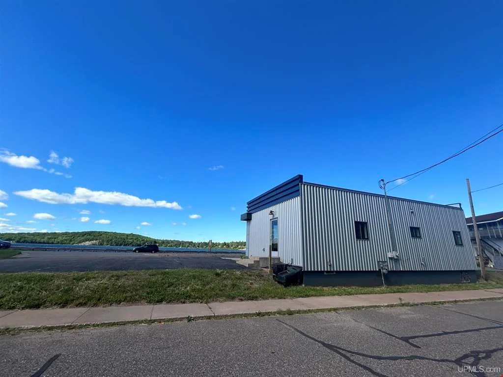 109 W US41 — Lease in Negaunee, MI, photo 5 of 8