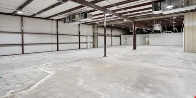6104 45th St - Newly Renovated Industrial Flex Property — Lease in Lubbock, TX, photo 3 of 8