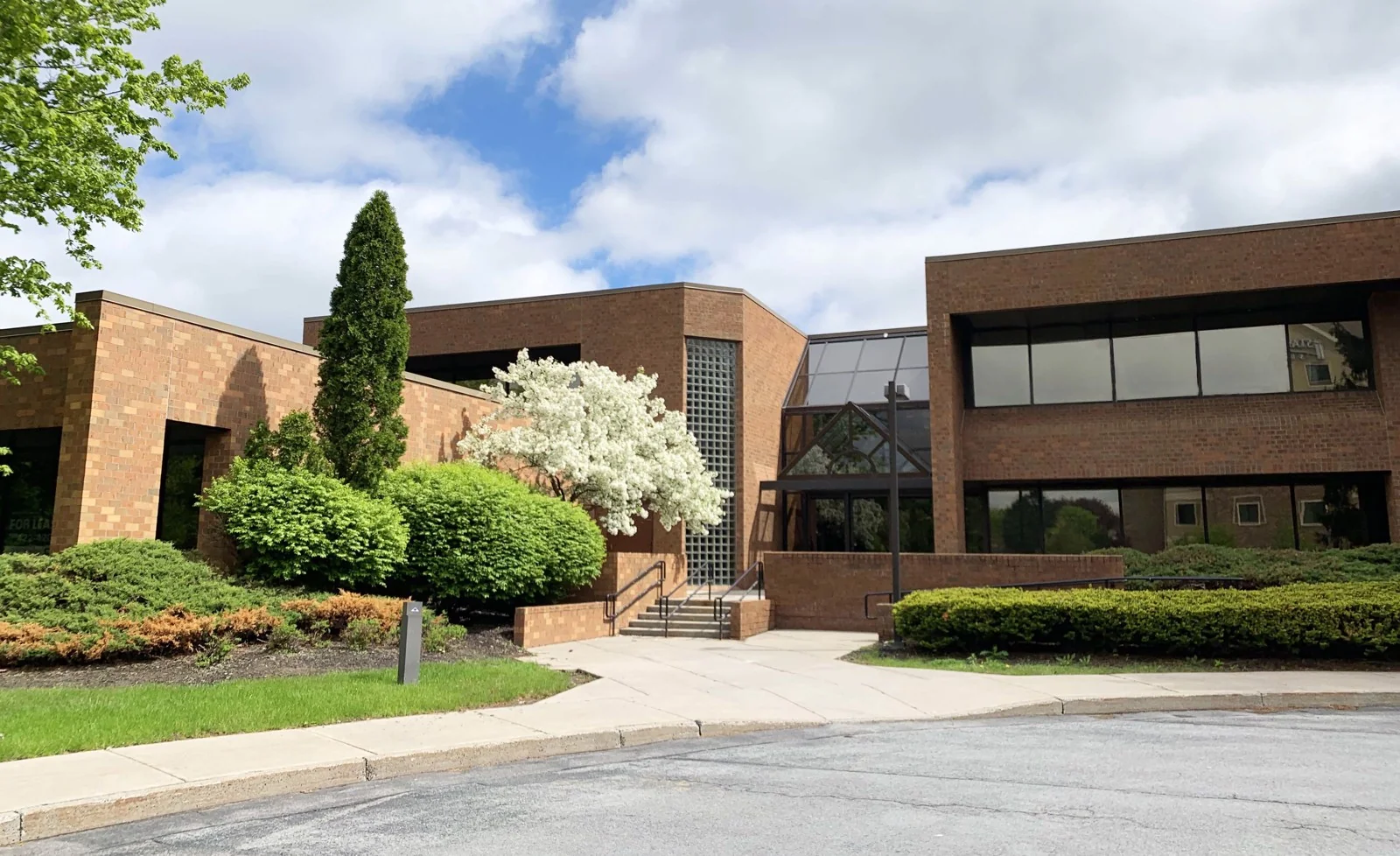 First Republic Office Park Building II — Lease in Liverpool, NY, photo 1 of 3
