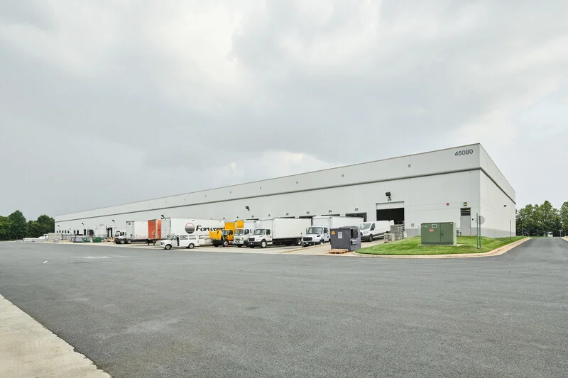 Dulles Distribution Ctr — Lease in Dulles, VA, photo 1 of 2