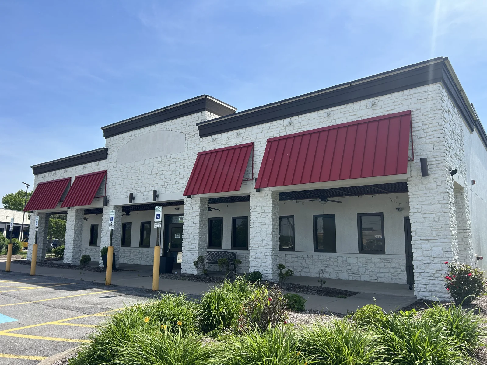 Freestanding Restaurant & Bar — Sale in Rochester, NY, photo 1 of 8