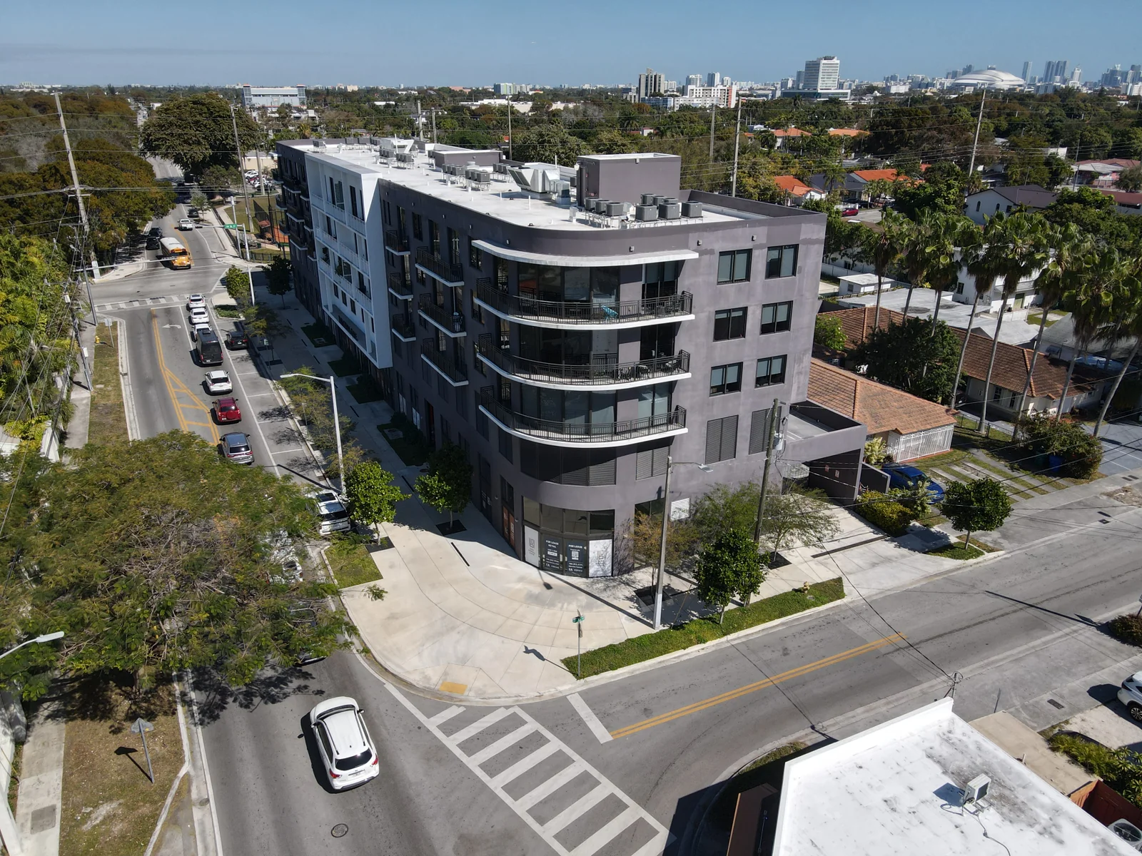 Retail in Miami, FL — Lease in Miami, FL, photo 2 of 5