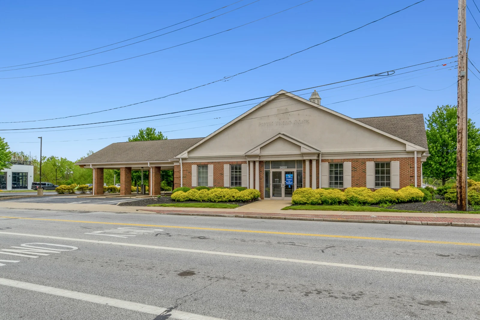 Freestanding 4,149 SF Former Bank — Lease in Willoughby, OH, photo 1 of 8