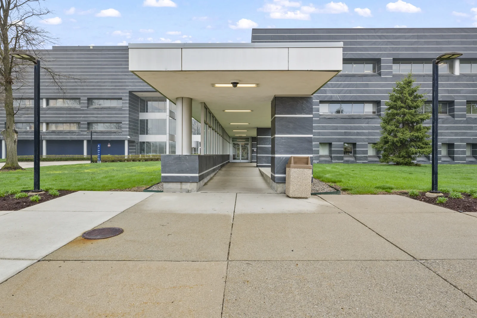 Office in Southfield, MI — Lease in Southfield, MI, photo 2 of 8