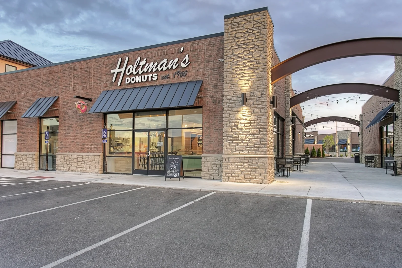 Oakley Connection — Lease in Cincinnati, OH, photo 1 of 2
