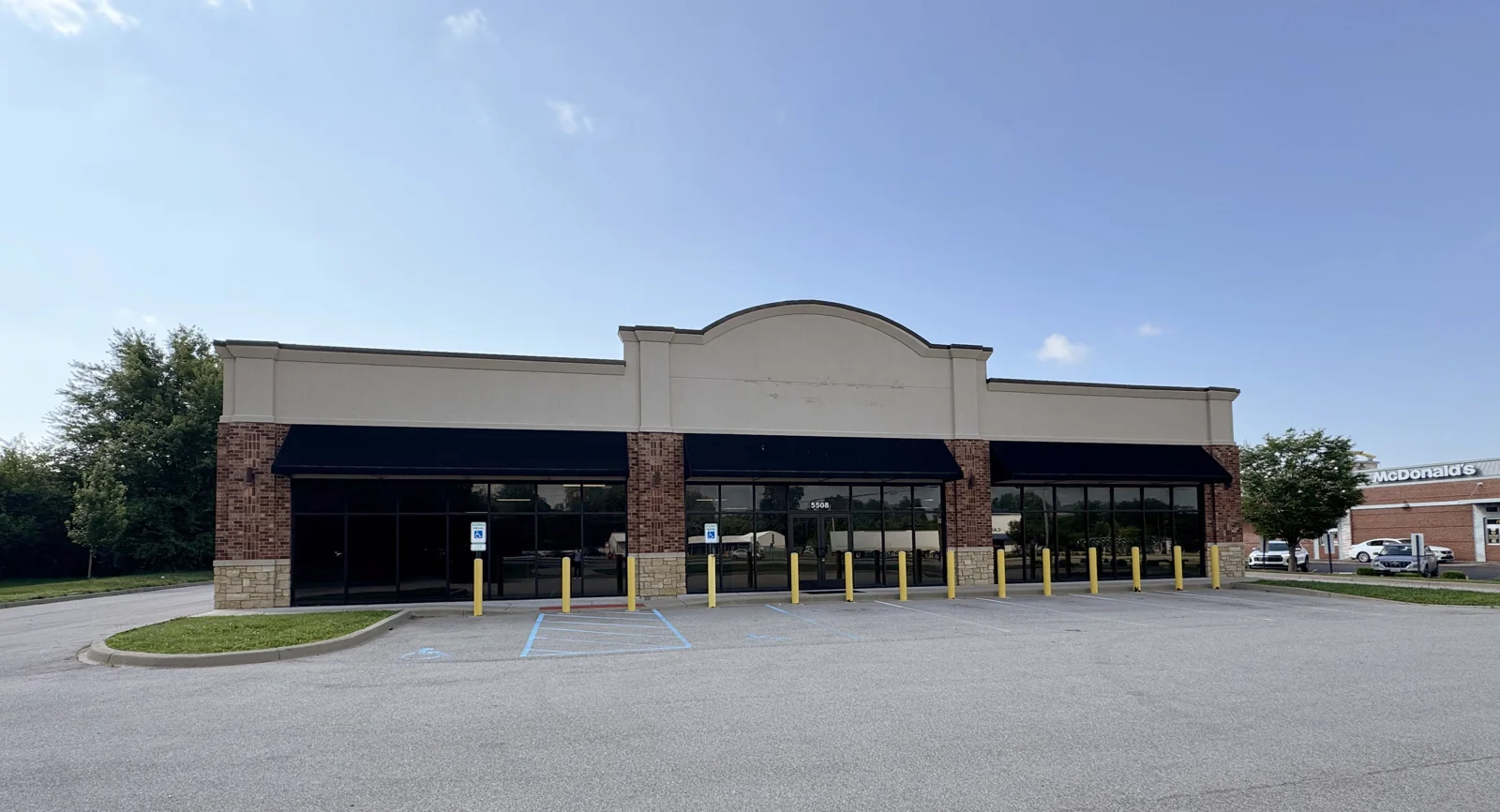 Freestanding Retail Building — Lease in Jeffersonville, IN, photo 1 of 1