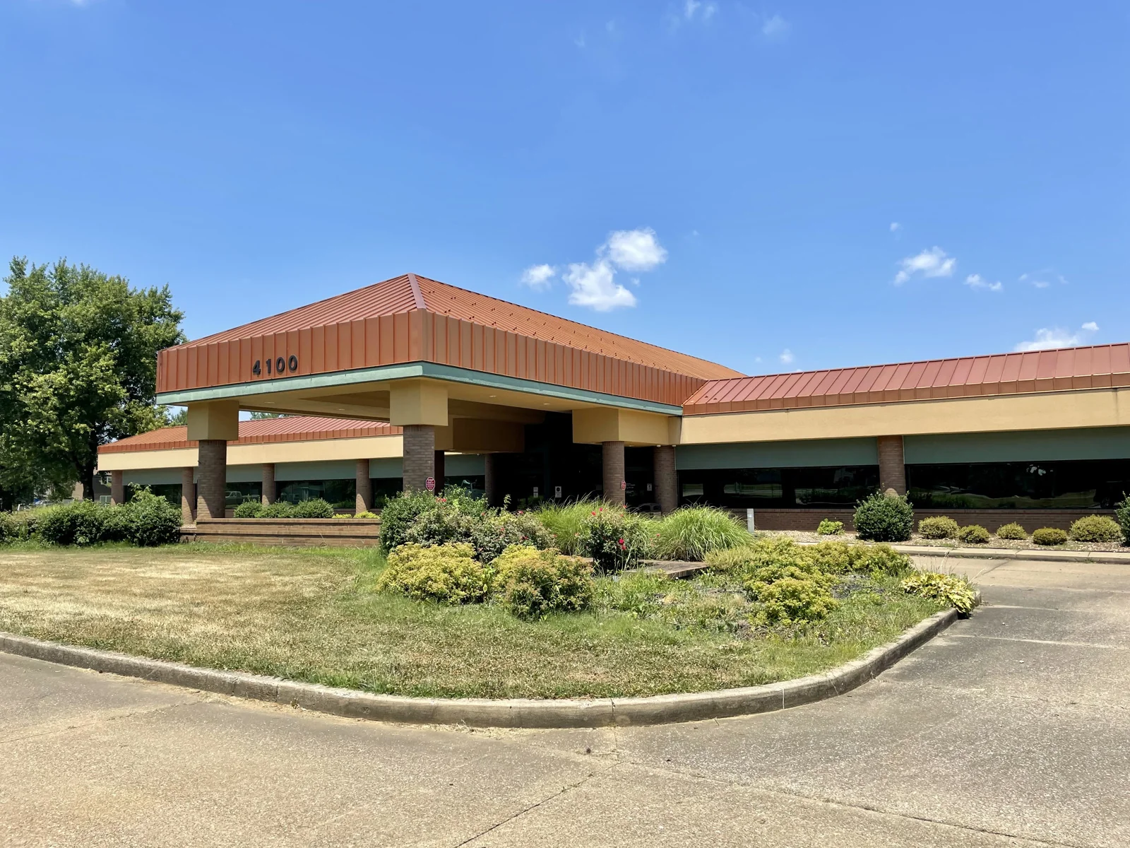 Evansville Specialty Hospital — Sale in Evansville, IN, photo 1 of 8