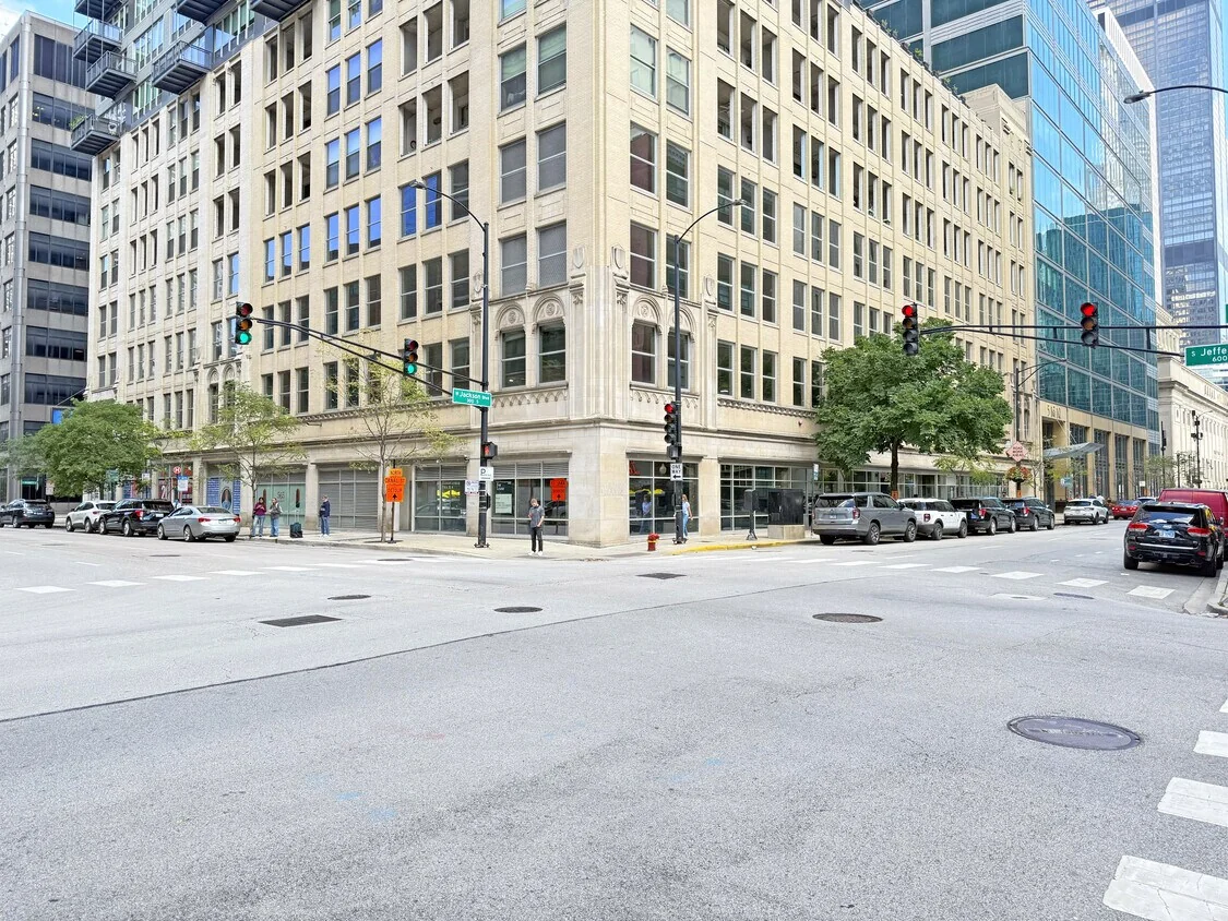 564 W Jackson — Lease in Chicago, IL, photo 1 of 1