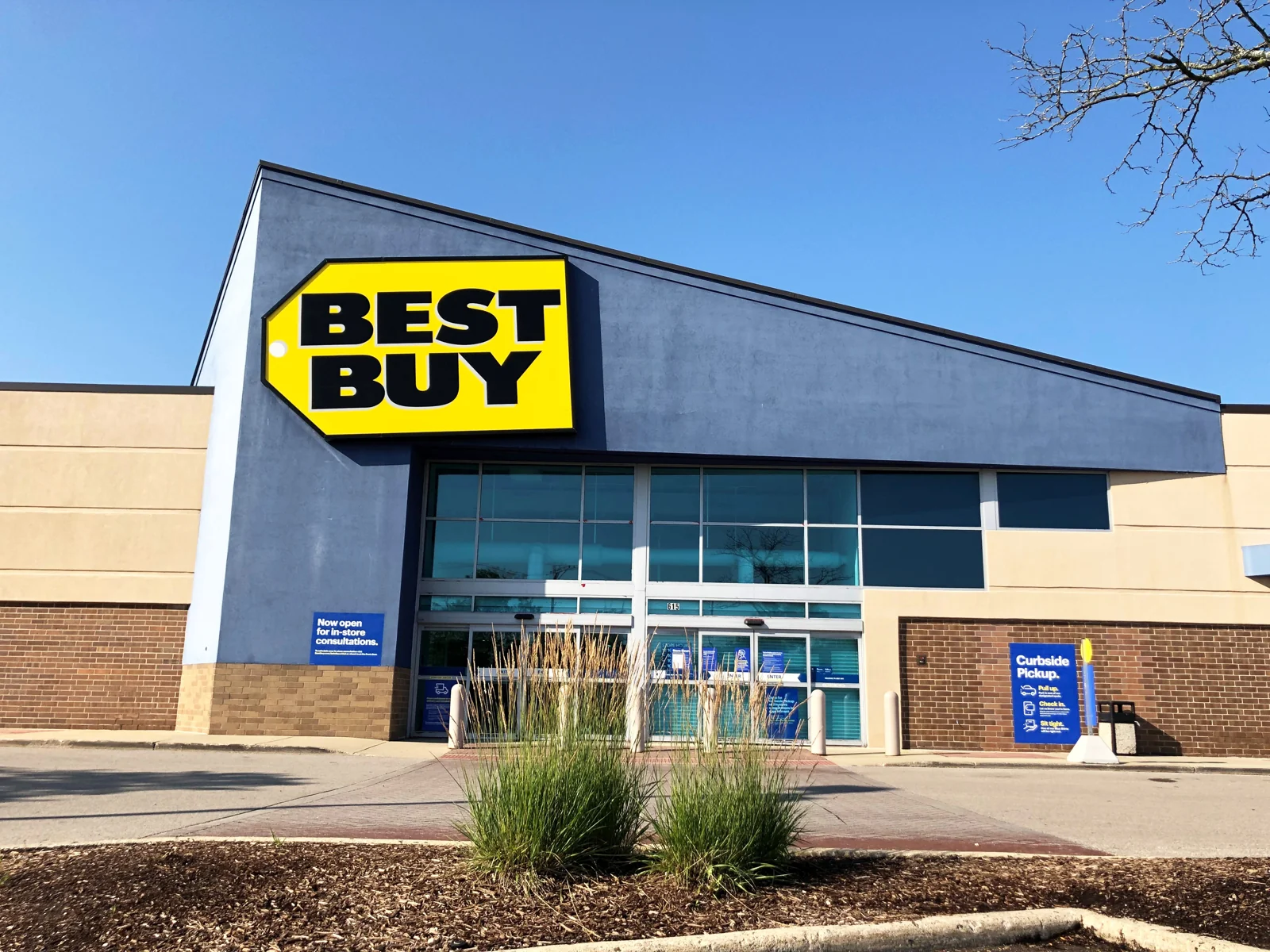 Retail in Arlington Heights, IL — Lease in Arlington Heights, IL, photo 1 of 8
