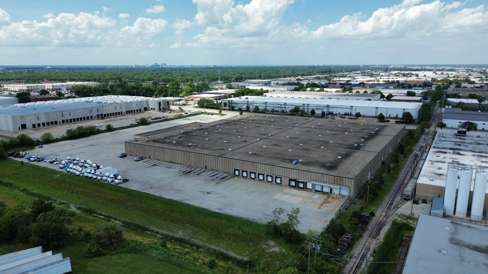 851-875 E Devon Avenue — Lease in Elk Grove Village, IL, photo 2 of 3