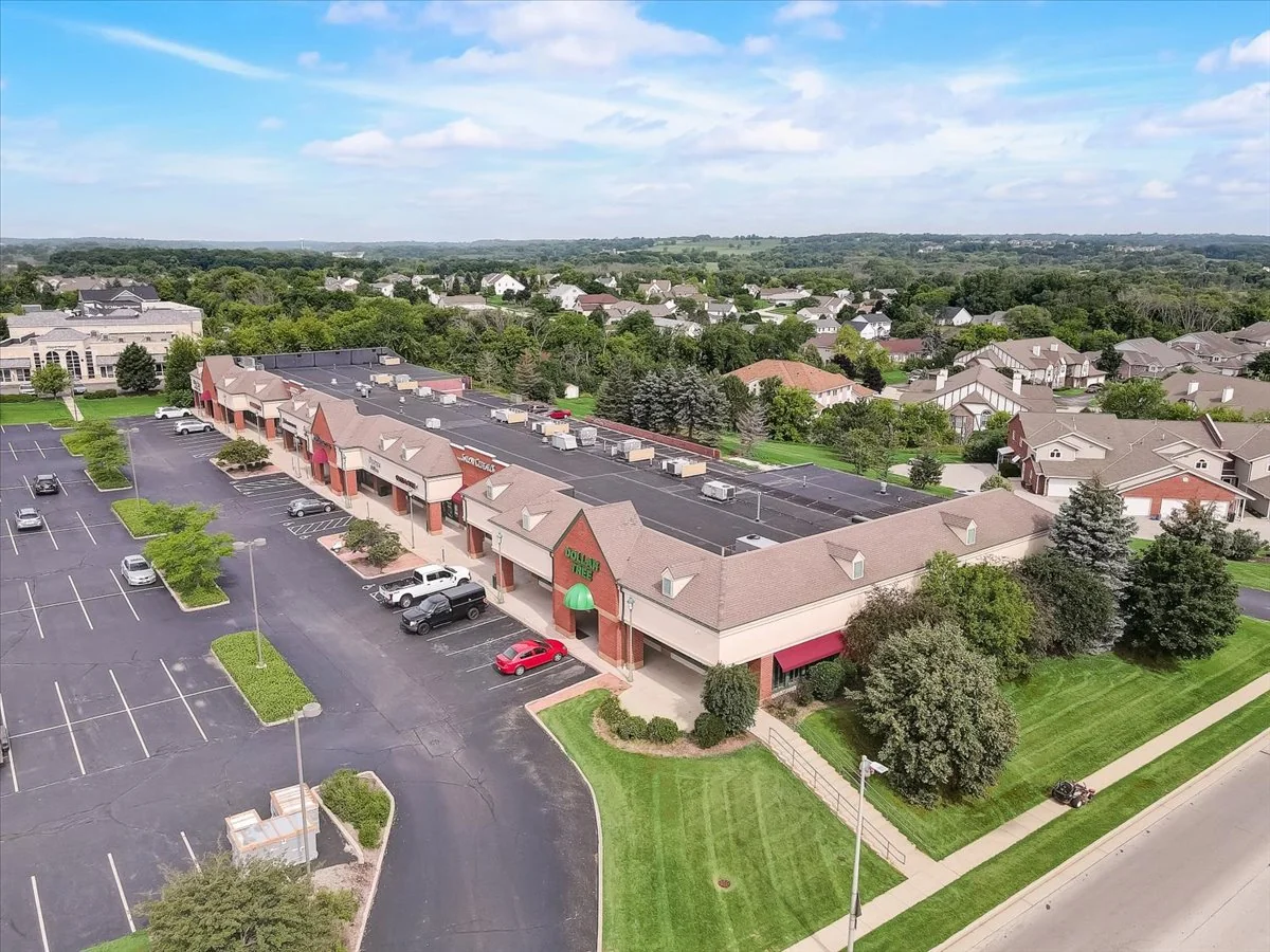 Lake Country Market — Lease in Pewaukee, WI, photo 1 of 3