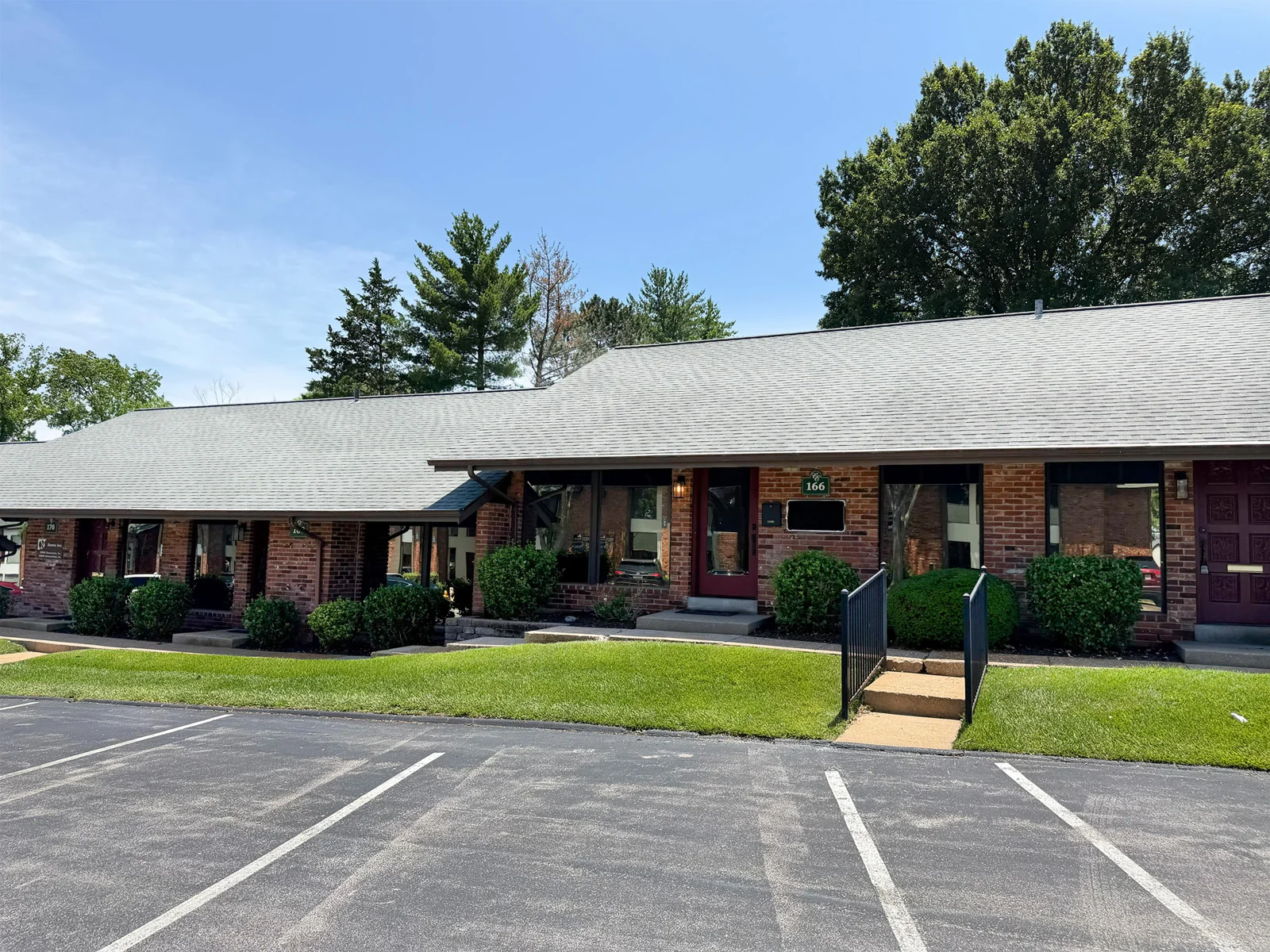 166 Clarkson Executive Park — Sale in Ellisville, MO, photo 1 of 5