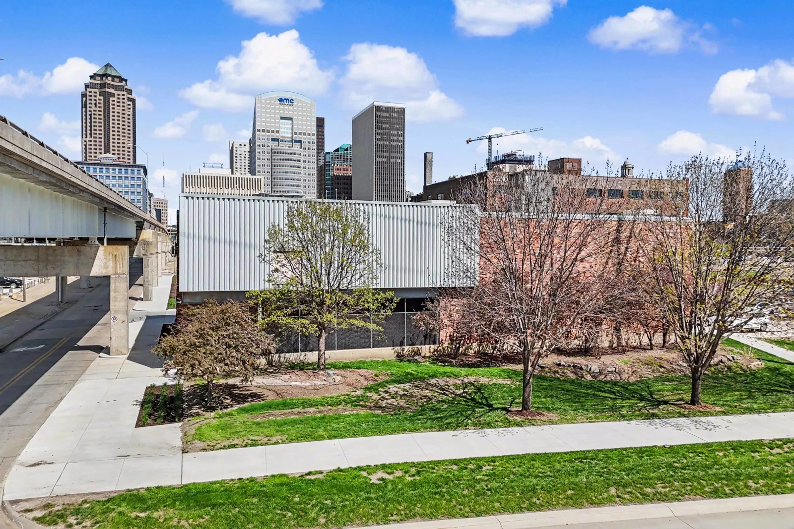 113 SW 8th St — Sale in Des Moines, IA, photo 2 of 8