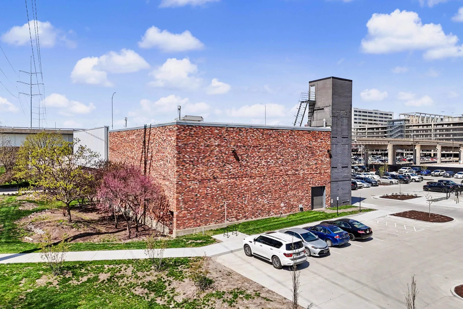 113 SW 8th St — Sale in Des Moines, IA, photo 3 of 8