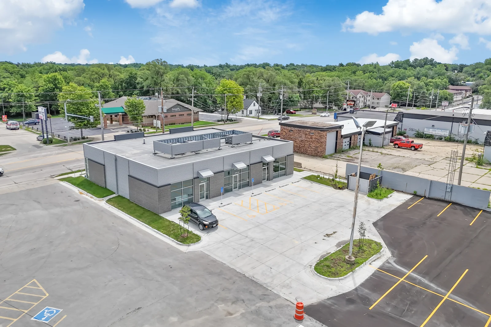 SW 9th Small Shop Retail — Lease in Des Moines, IA, photo 3 of 4
