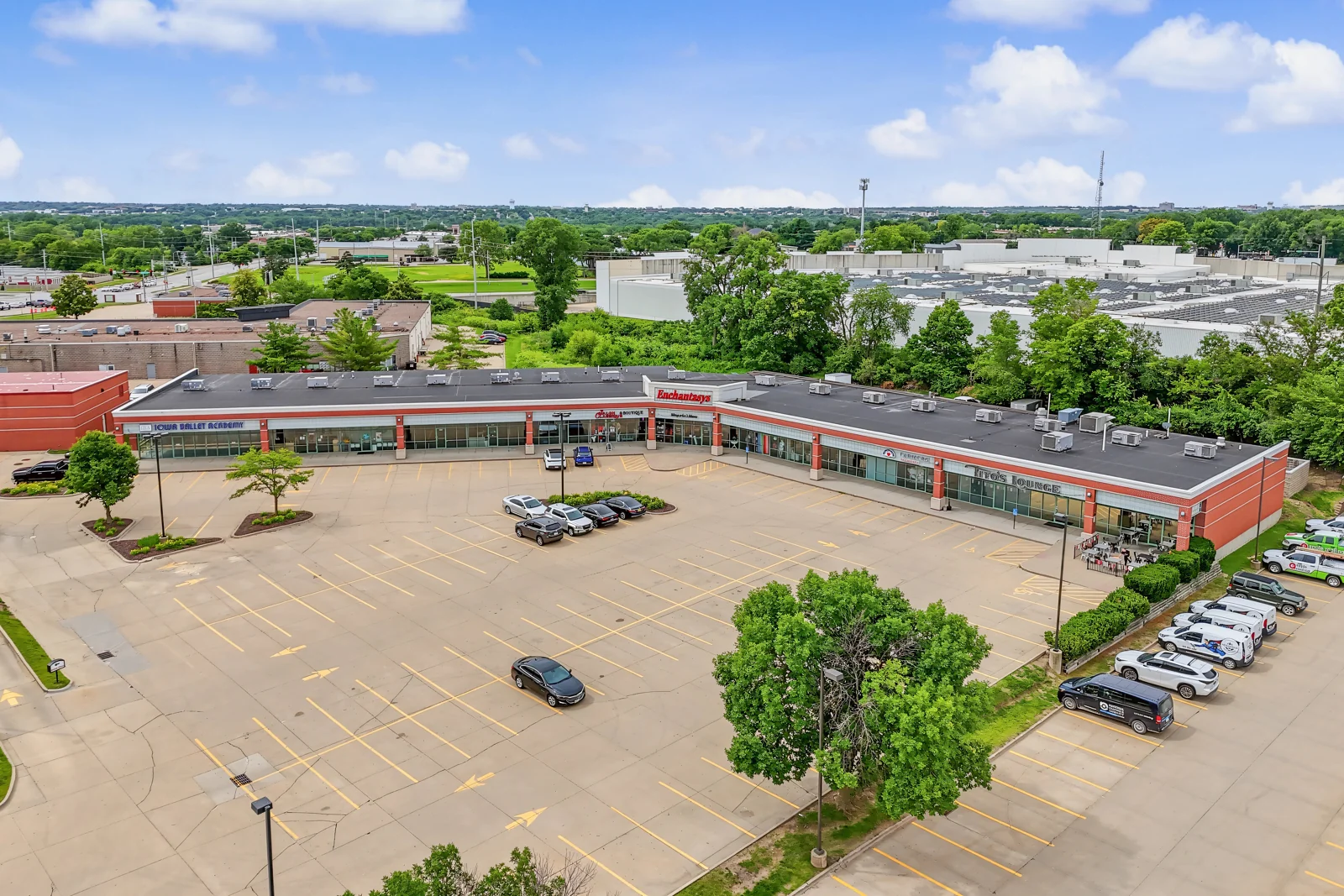 Jesse Place Shopping Center — Lease in Urbandale, IA, photo 1 of 5