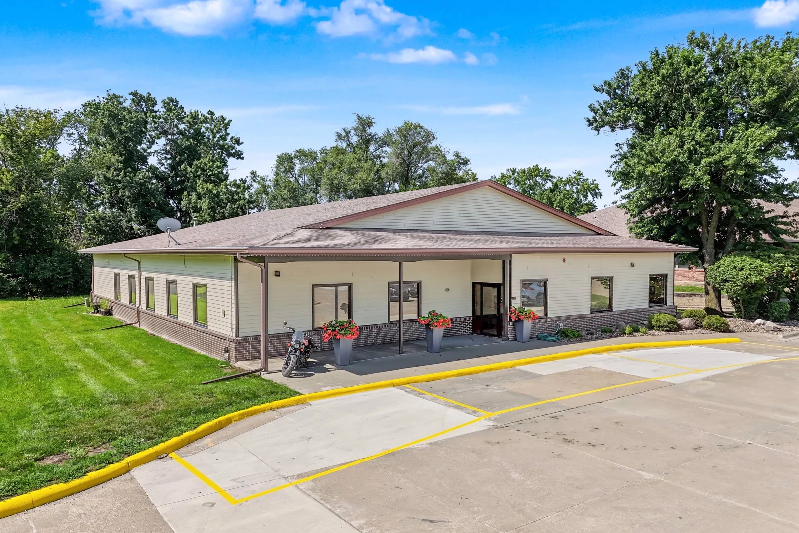 4920 Pleasant St — Lease in West Des Moines, IA, photo 1 of 8