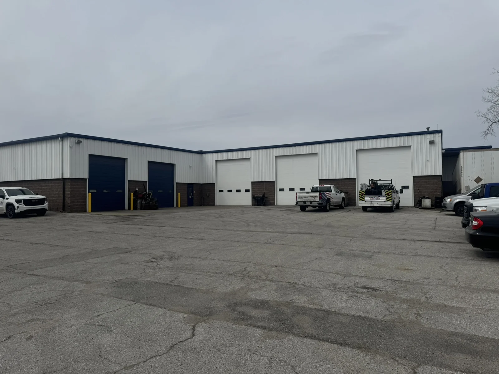 Truck Maintenance Facility — Lease in Kansas City, MO, photo 2 of 6