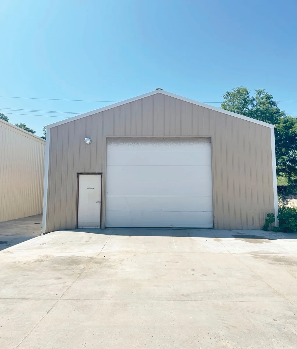 Industrial / Flex Space NW Omaha Industrial Warehouse — Lease in Omaha, NE, photo 3 of 6