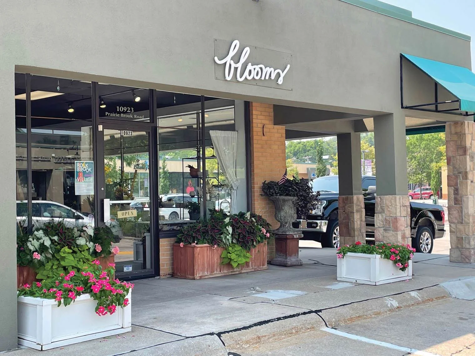Rockbrook Village | Retail — Lease in Omaha, NE, photo 2 of 7