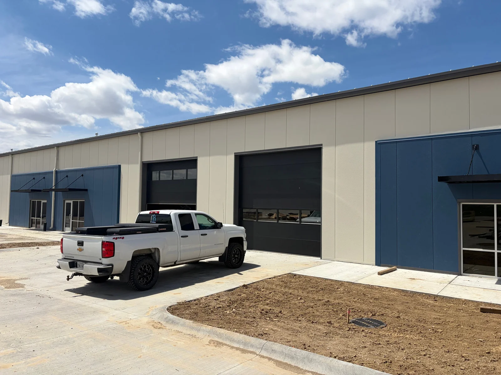 New Olive Street Flex Building + Outside Storage — Lease in La Vista, NE, photo 1 of 8