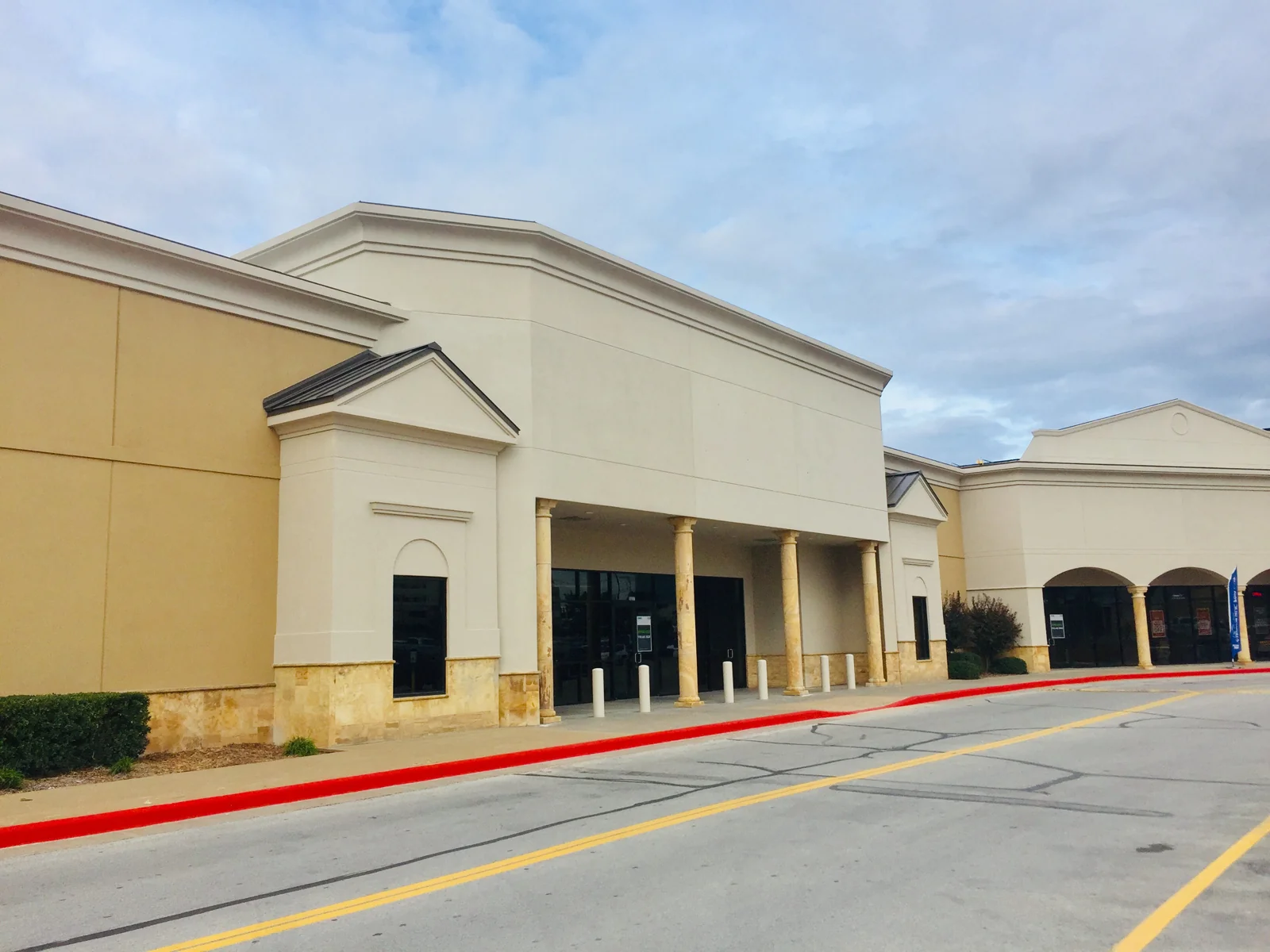 Southroads Shopping Center — Lease in Tulsa, OK, photo 4 of 7