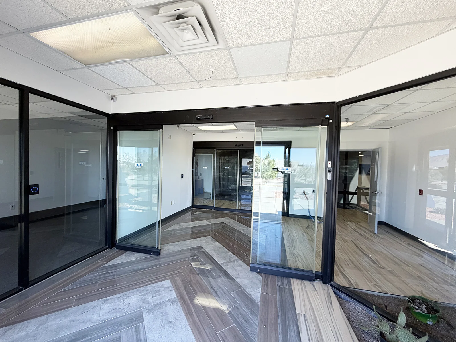 12 Leigh Fisher — Lease in El Paso, TX, photo 2 of 8