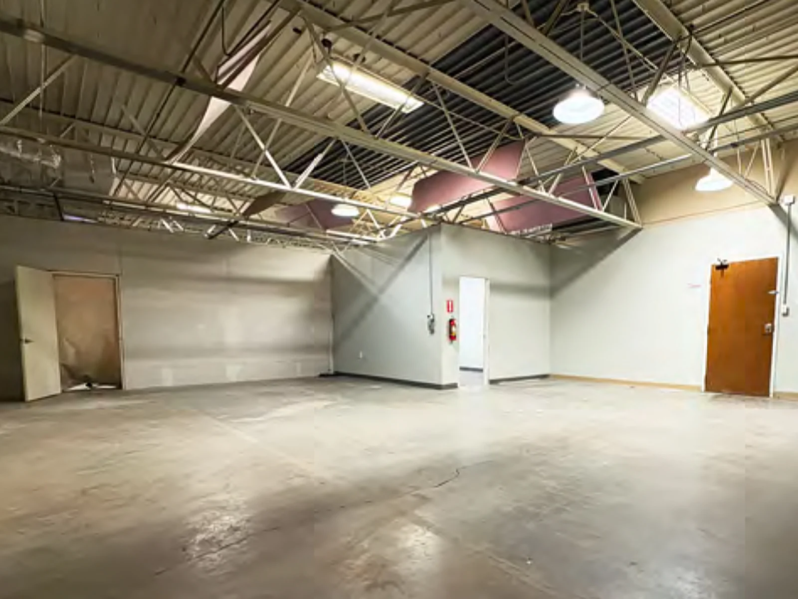 Central El Paso Office/Warehouse — Sale in El Paso, TX, photo 6 of 8