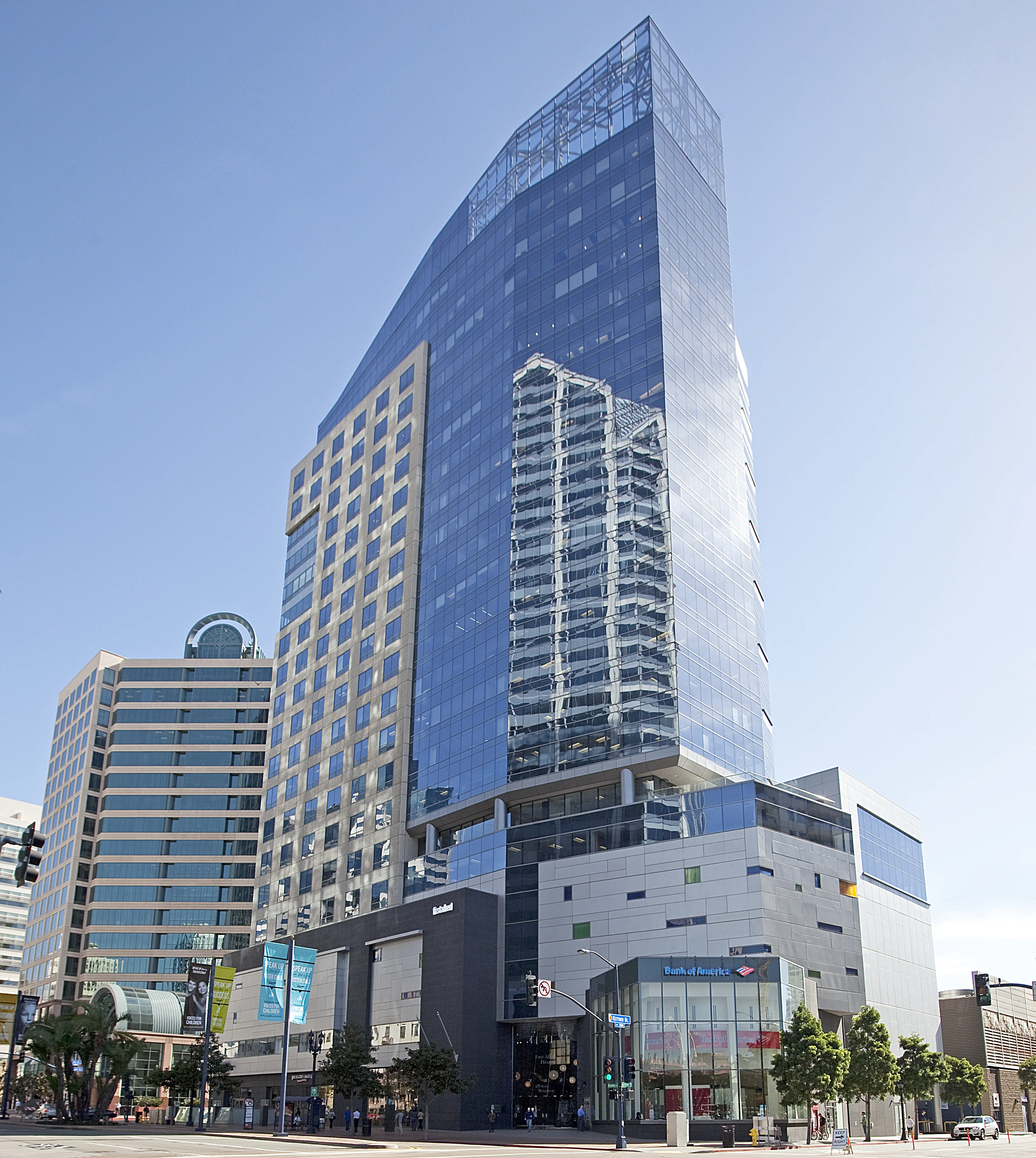 655 W Broadway — Lease in San Diego, CA, photo 1 of 8