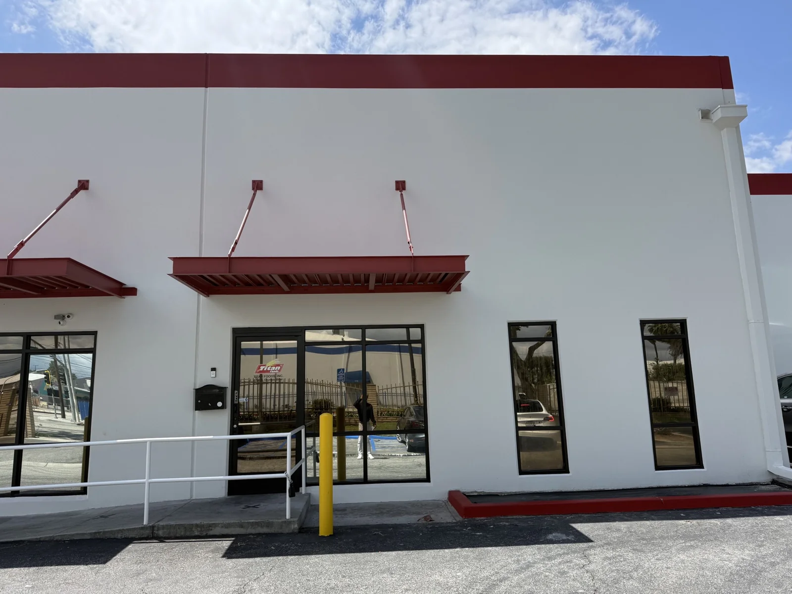 Industrial in Commerce, CA — Lease in Commerce, CA, photo 2 of 5