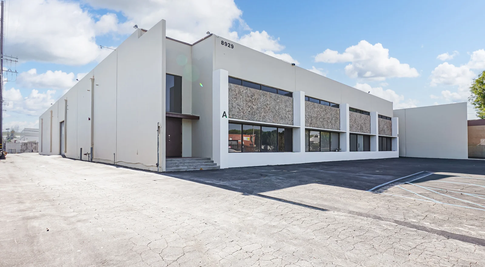 ±23,304 SF of Industrial Space Available in… — Lease in Los Angeles, CA, photo 1 of 8