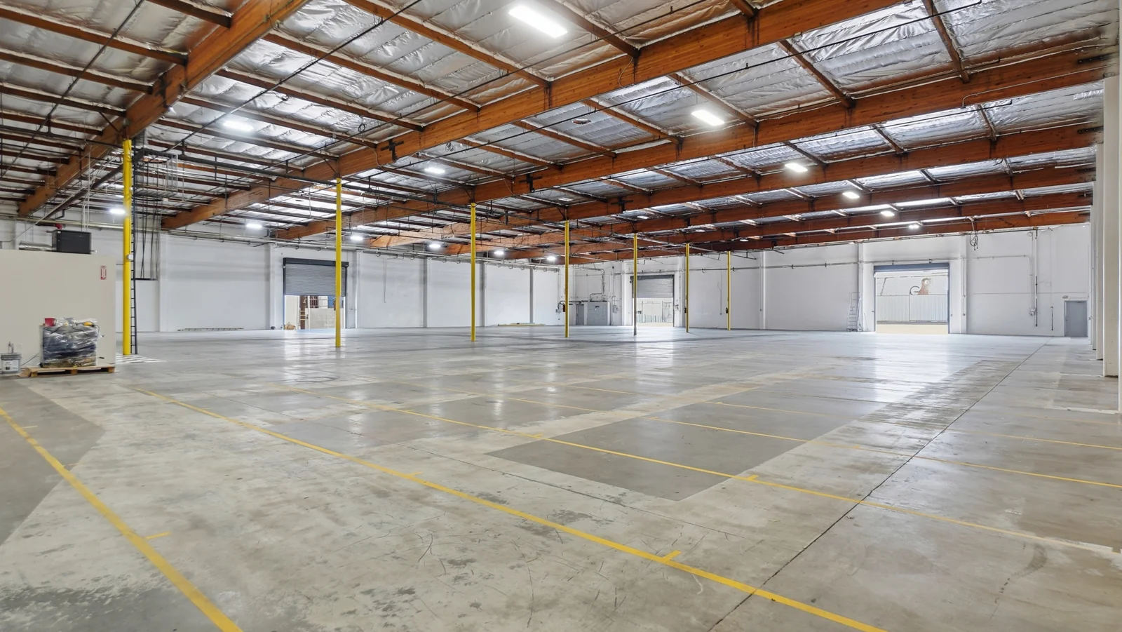 ±23,304 SF of Industrial Space Available in… — Lease in Los Angeles, CA, photo 2 of 8