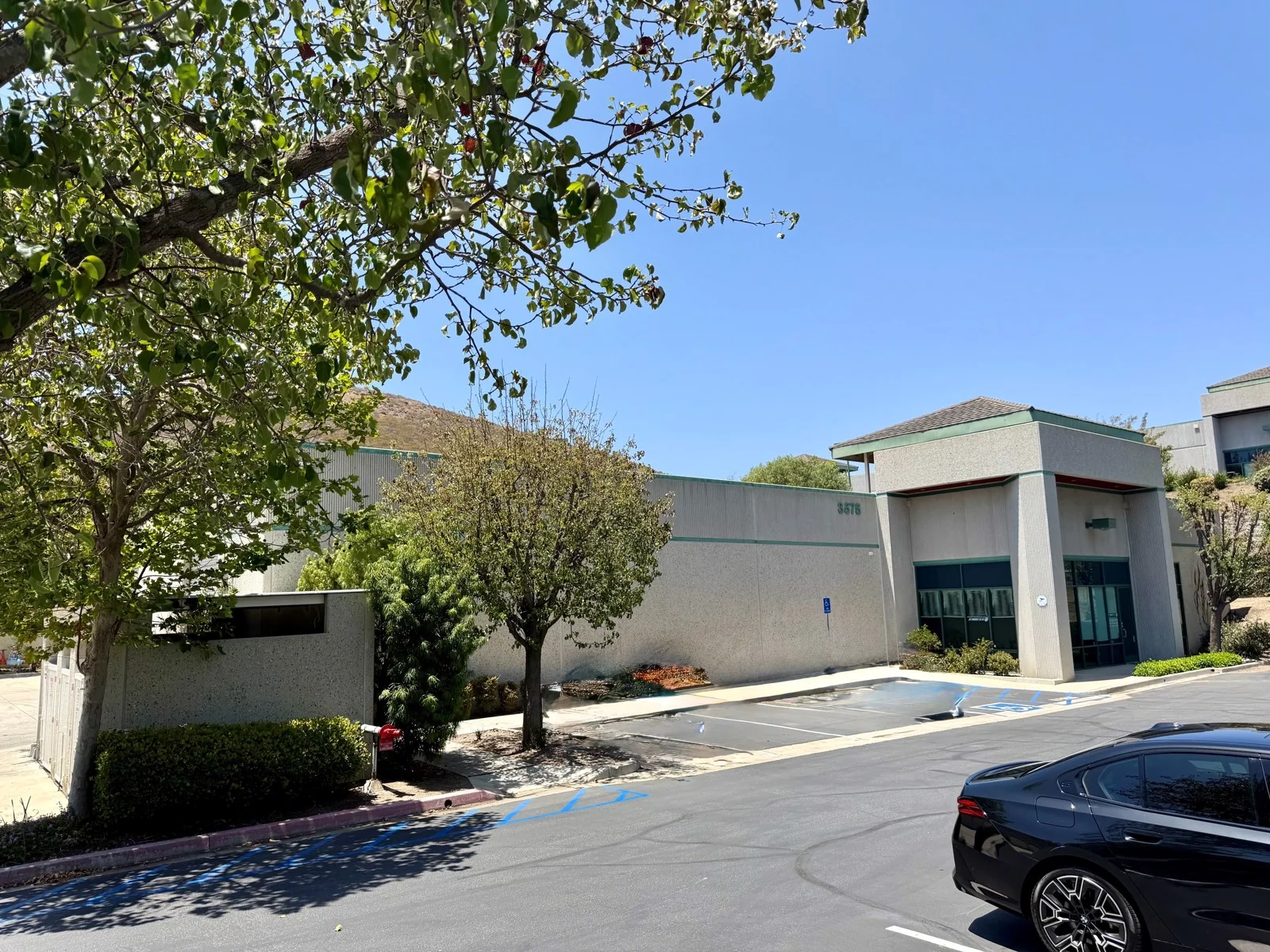 USA Business Park — Lease in Thousand Oaks, CA, photo 1 of 8
