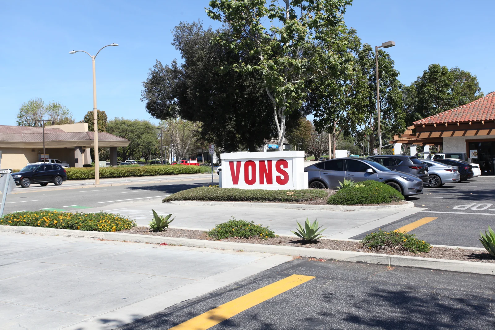 Ventura Village Shopping Center — Lease in Ventura, CA, photo 2 of 4