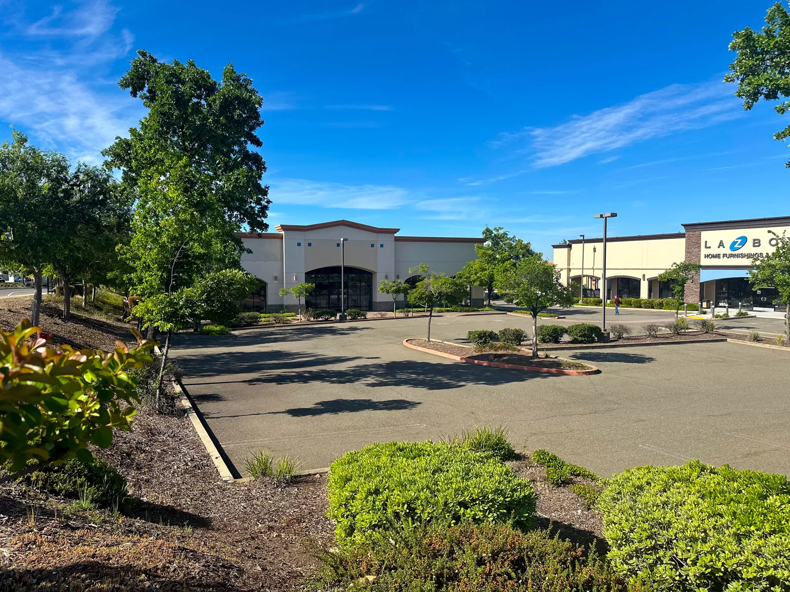 Former Furniture Store Available — Lease in Roseville, CA, photo 1 of 4