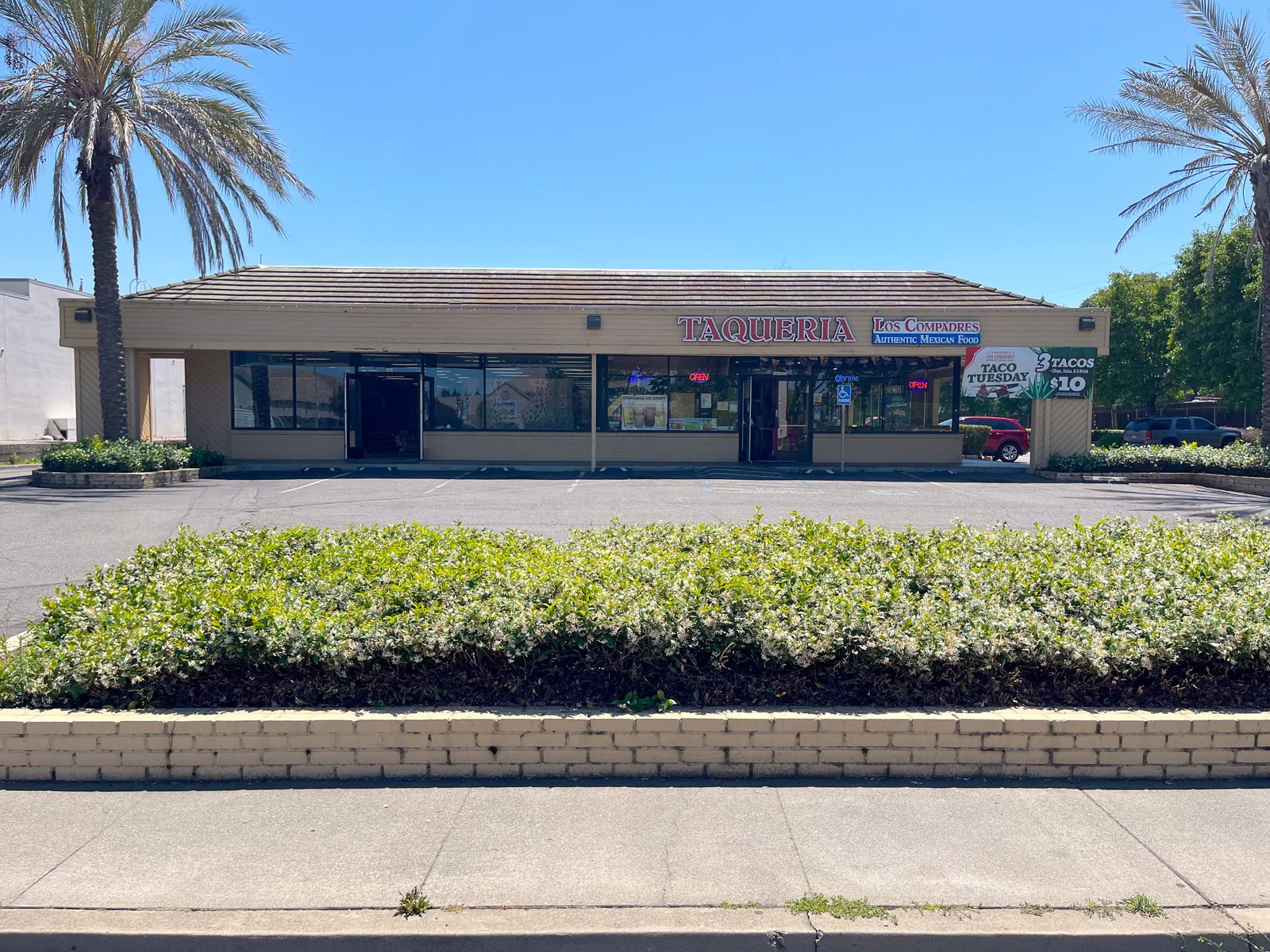 Fair Oaks Blvd Building — Lease in Sacramento, CA, photo 1 of 3