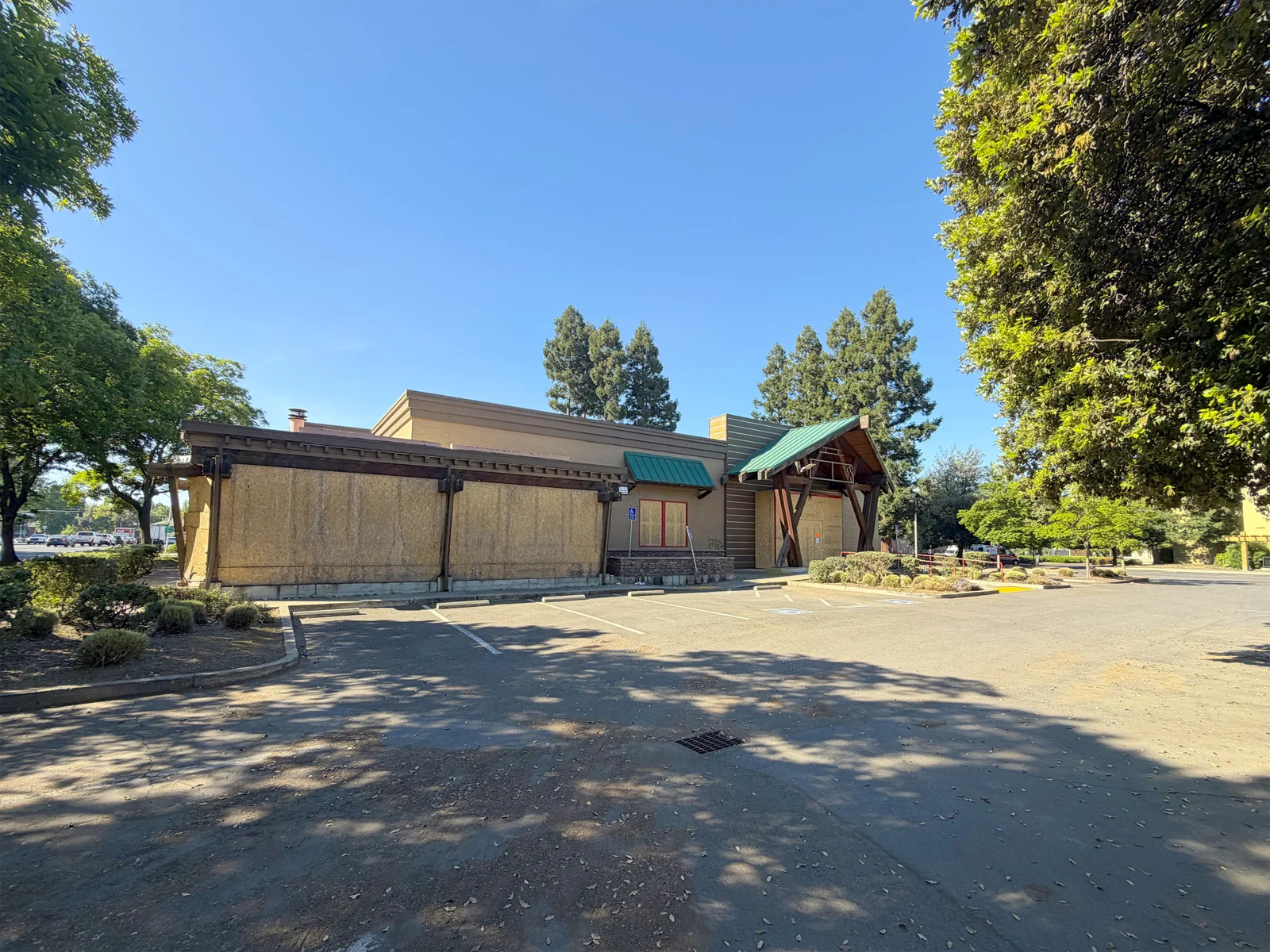 Howe Ave Restaurant Building — Lease in Sacramento, CA, photo 1 of 2