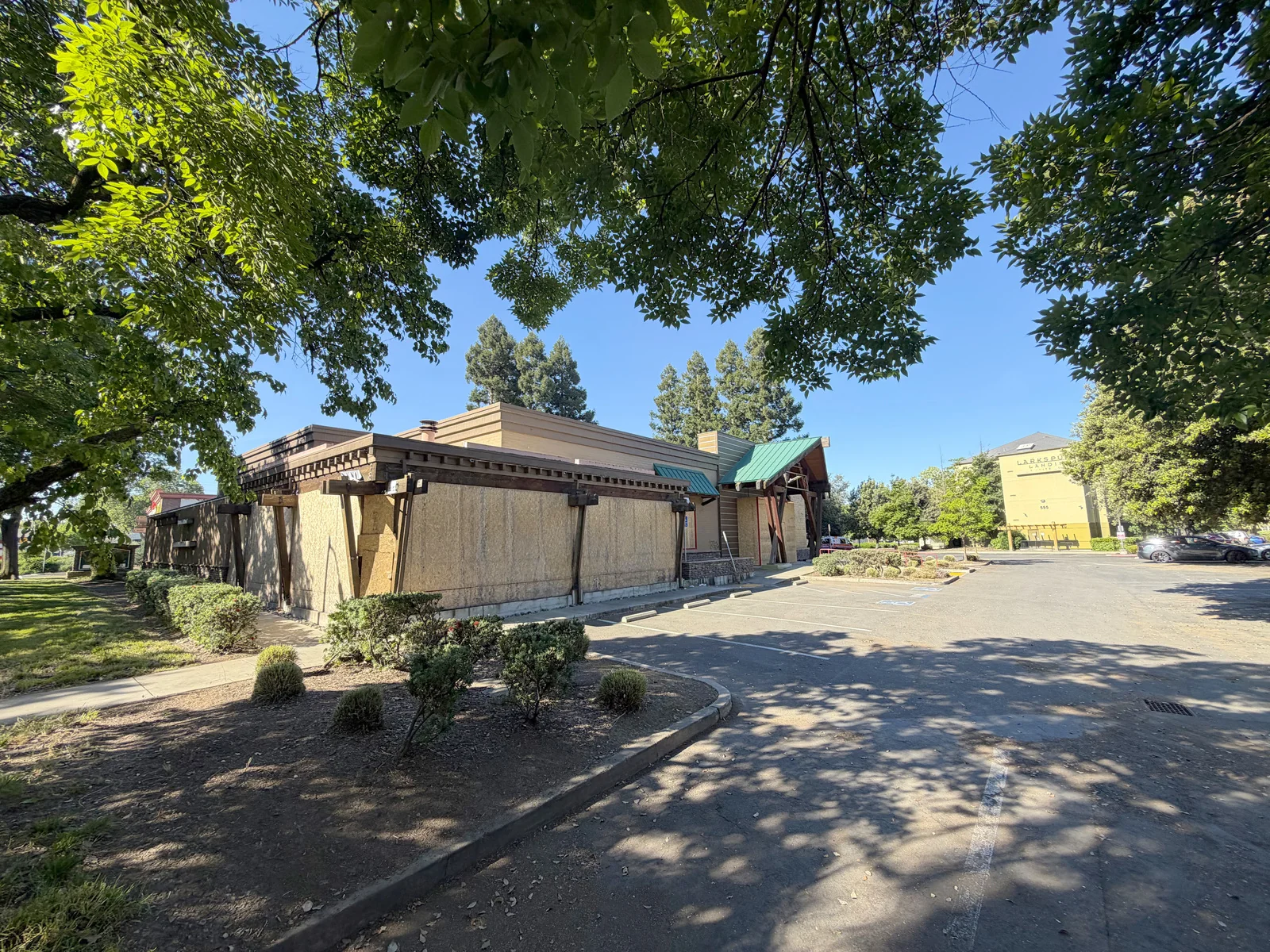 Howe Ave Restaurant Building — Lease in Sacramento, CA, photo 2 of 2