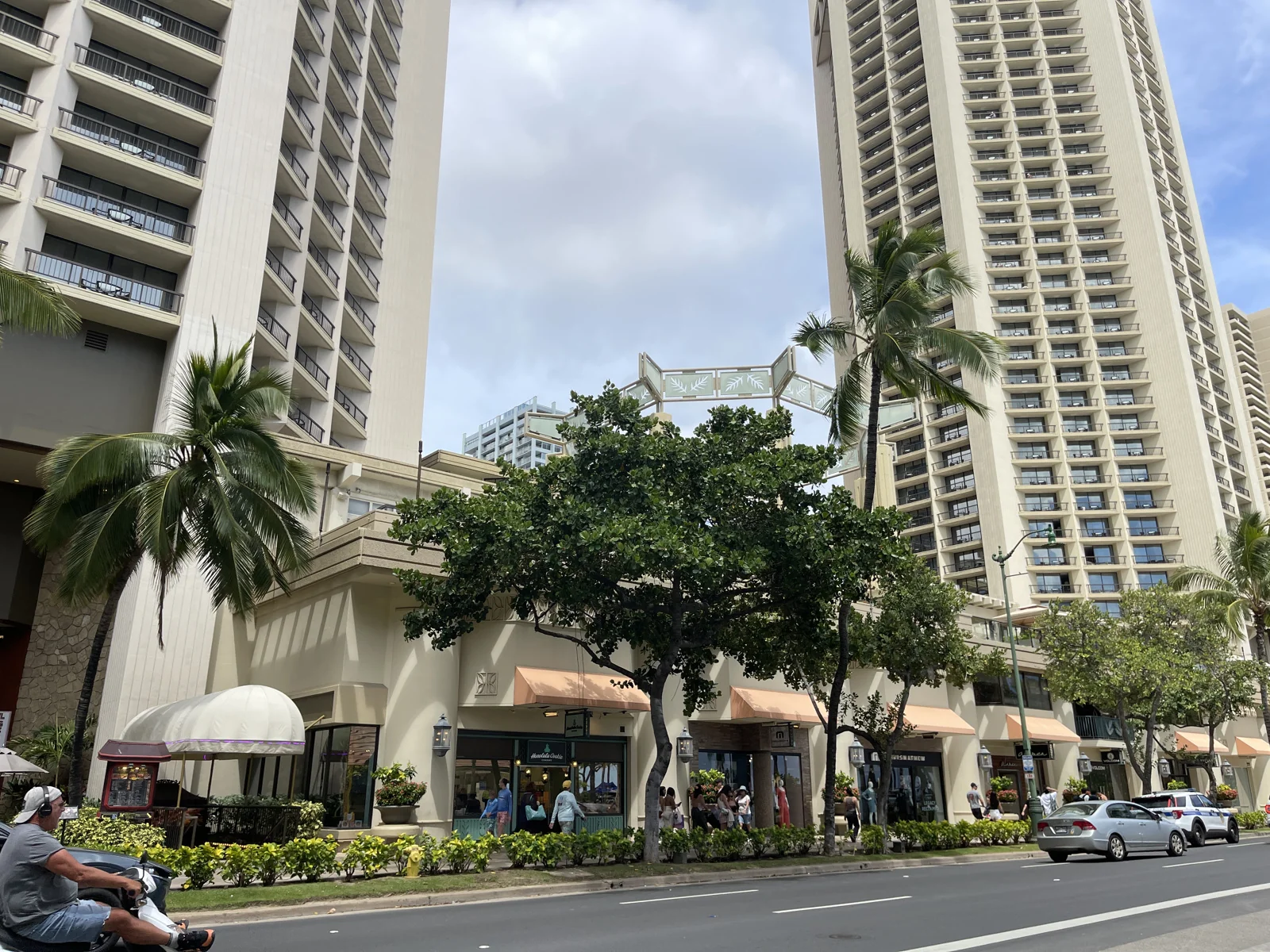 Pualeilani Atrium Shops at Hyatt Regency — Lease in Honolulu, HI, photo 2 of 4