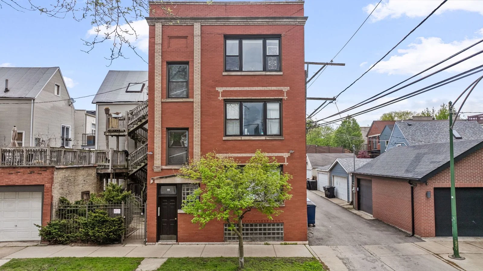 Multifamily in Chicago, IL — Sale in Chicago, IL, photo 3 of 8