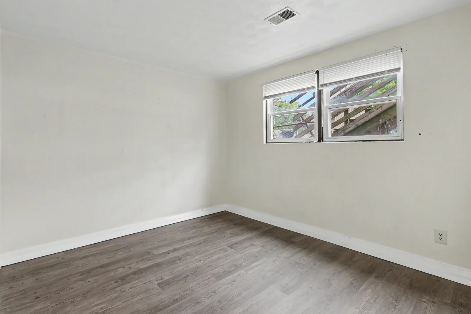 W 63rd Street Apartments — Sale in Davenport, IA, photo 3 of 7