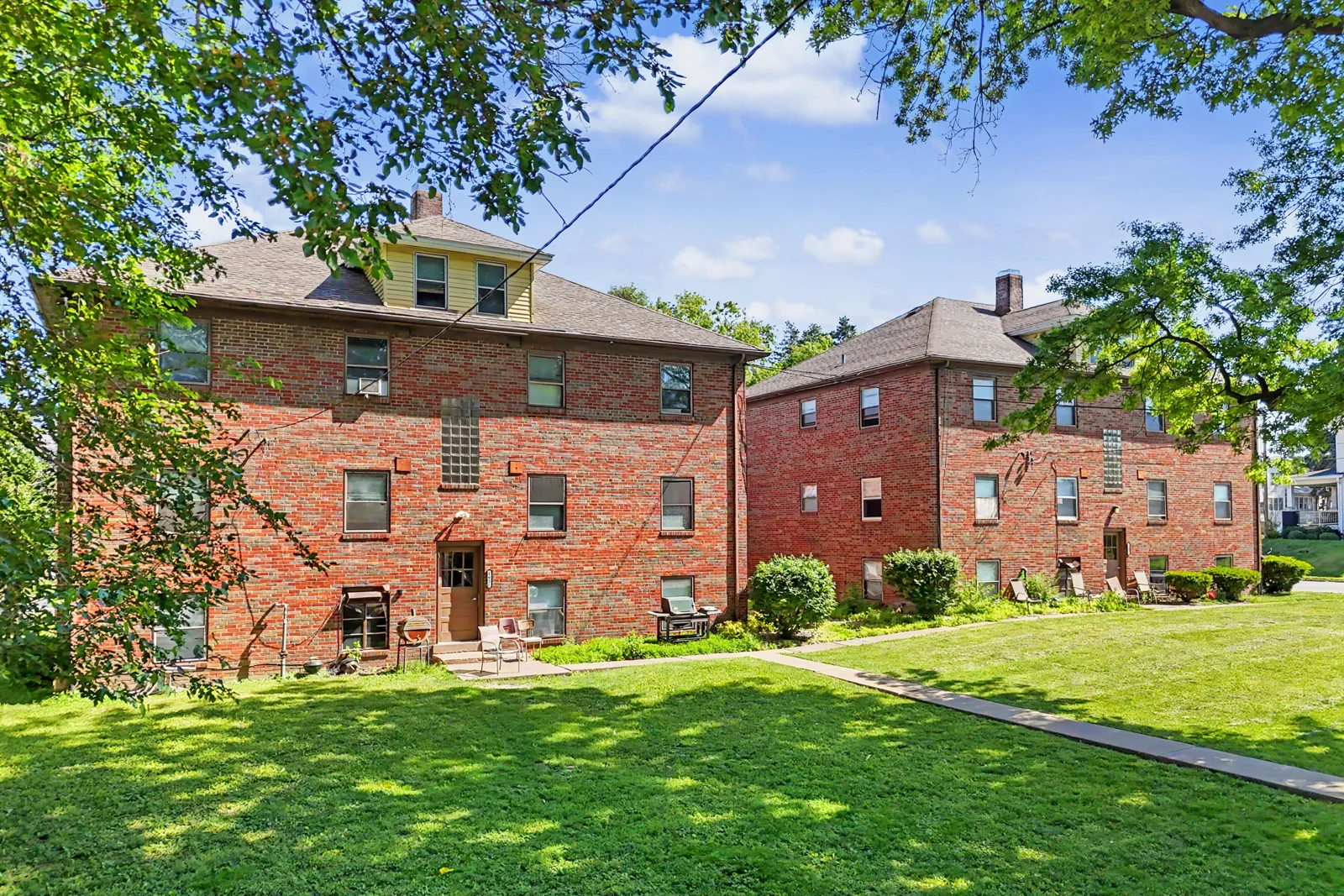 W Locust Street Apartments — Sale in Davenport, IA, photo 1 of 8