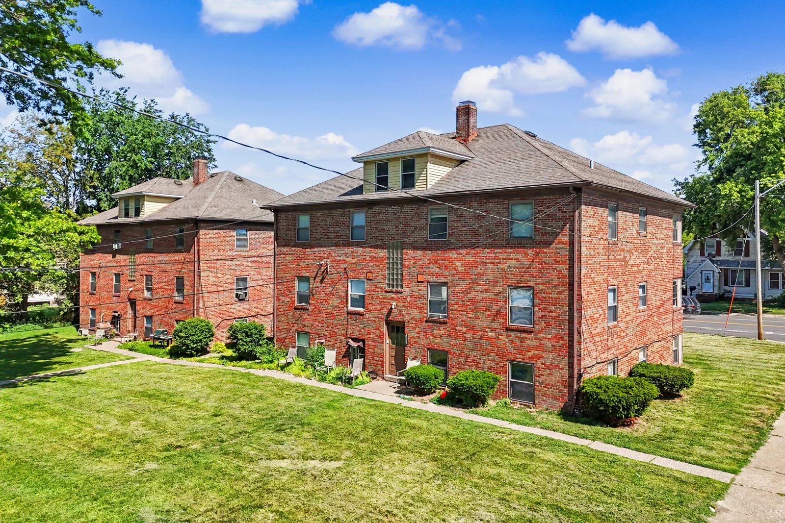 W Locust Street Apartments — Sale in Davenport, IA, photo 2 of 8