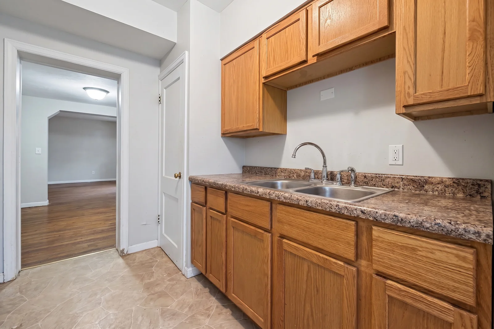 W Locust Street Apartments — Sale in Davenport, IA, photo 3 of 8
